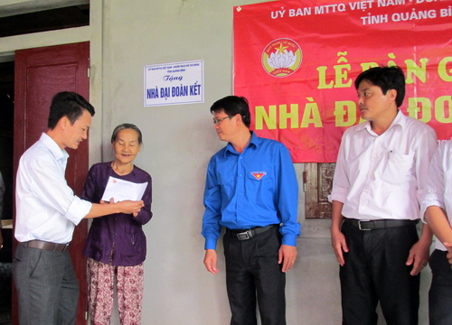 Trao nhà Đại đoàn kết cho gia đình bà Lê Thị Huê, xã Tiến Hóa, huyện Tuyên Hóa